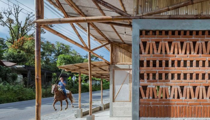 Gokil! Rumah Ini Dibangun Hanya Menggunakan Tanah dan Rangka Bambu