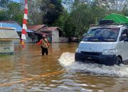 Melihat aktivitas warga di Sintang saat banjir mulai surut