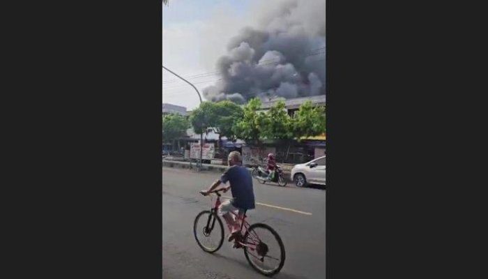 Api di Pasar Intan Sintang, Asap Mengganggu Upaya Pemadaman