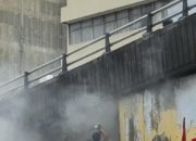 Petugas Damkar Bobol Dinding Intan Market Sintang untuk Selamatkan Korban Asap