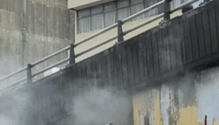 Petugas Damkar Bobol Dinding Intan Market Sintang untuk Selamatkan Korban Asap