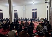 Warga Pamekasan Berebut Emas di Parit Depan Rumah