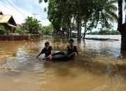 Saat Anak-anak Bermain Air Saat Banjir Sintang